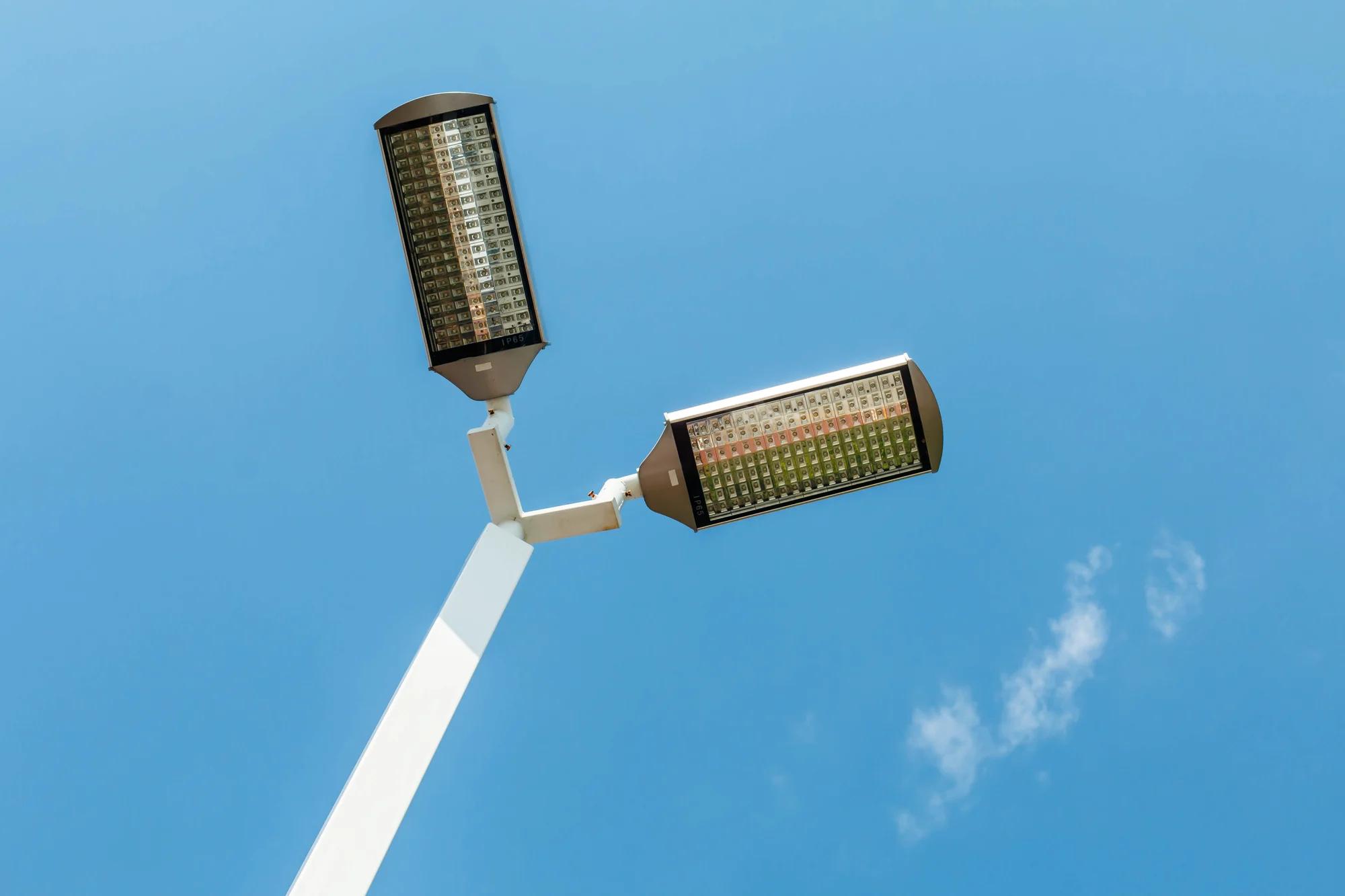 Salerno, più luce e sicurezza in città: al via il piano di potenziamento dell’illuminazione pubblica