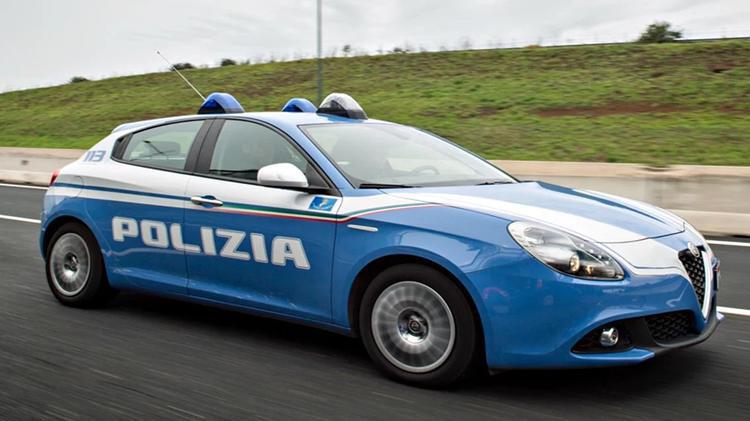Uomo e donna giù da cavalcavia A1, ipotesi femminicidio-suicidio