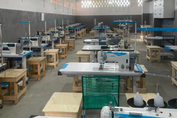 Centro de Ressocialização do Agreste recebe fábrica têxtil para trabalho de presos; entenda como funciona