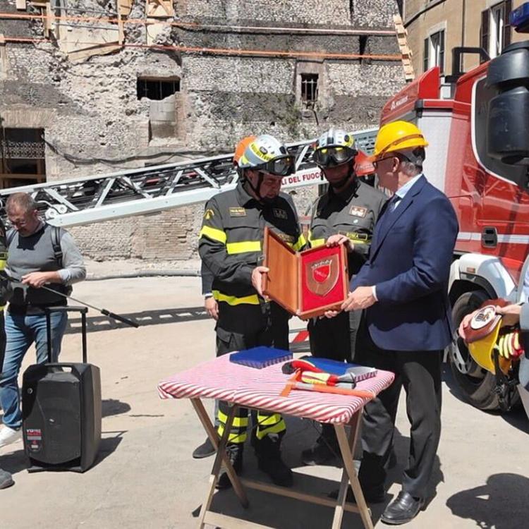 I Vigili del Fuoco riconsegnano la Torre dei Conti a Roma nel giorno delle vittime sul lavoro