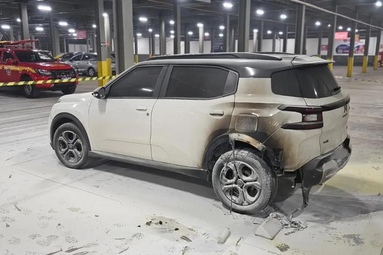 Homem ateia fogo em carro no estacionamento de supermercado em Uberlândia