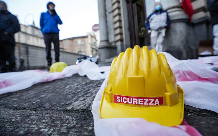 Ancora un morto sul lavoro, operaio schiacciato da un pallet nel Siracusano