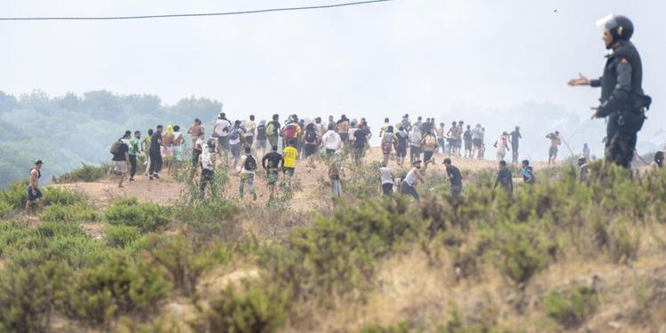 Strage di migranti a Ceuta, almeno 34 morti. La Spagna mobilita l'Esercito, Sánchez: «Violata l’integrità territoriale»