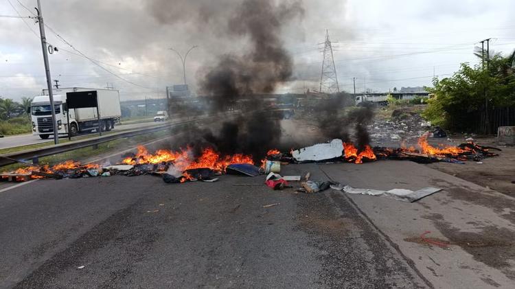 Pelo 3º dia seguido, protestos no Recife cobram auxílio do governo de PE para vítimas das chuvas; VÍDEO