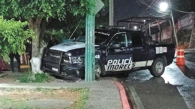 Policías resultan heridos tras chocar su patrulla contra un poste de luz