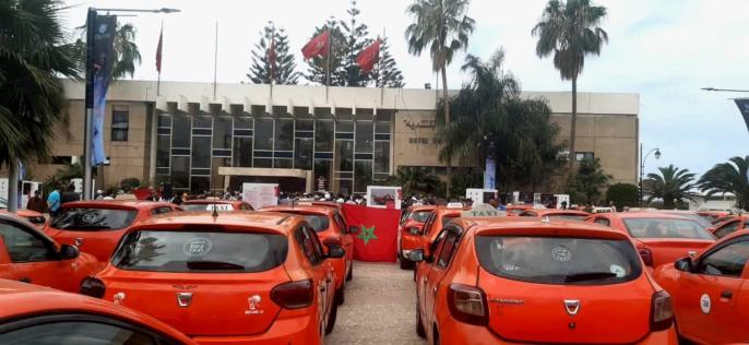 مهنيّو سيارات الأجرة الصغيرة بأكادير يحتجون أمام مقر الجماعة