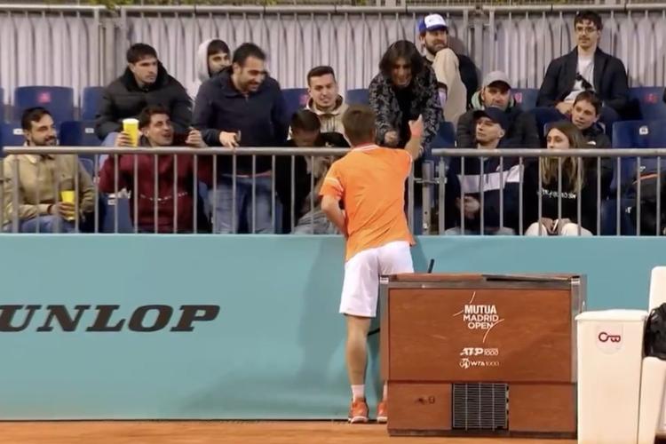 Madrid Open: Tenista bebe café de torcedor e isola raquete no tie-break