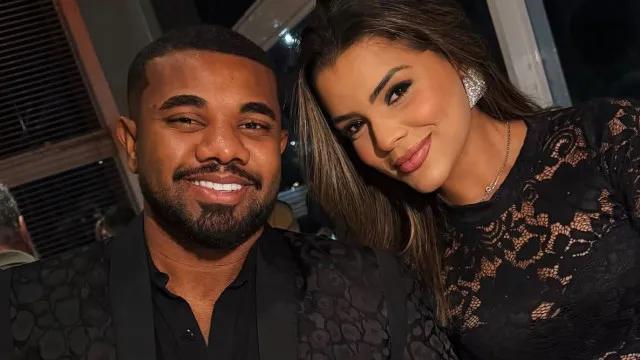 Davi Brito mostra namorada em seu colo enquanto faz 'número 2'