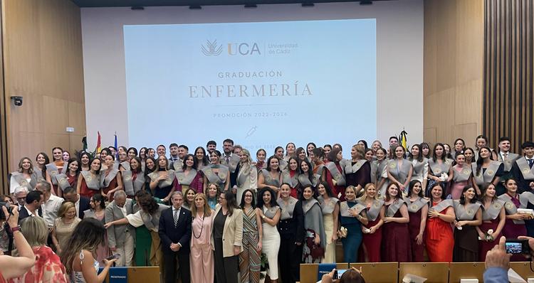 Vídeo.- La Promoción 2022-26 de Enfermería de Algeciras celebra su graduación entre la emoción, el reconocimiento y despedida a su decana