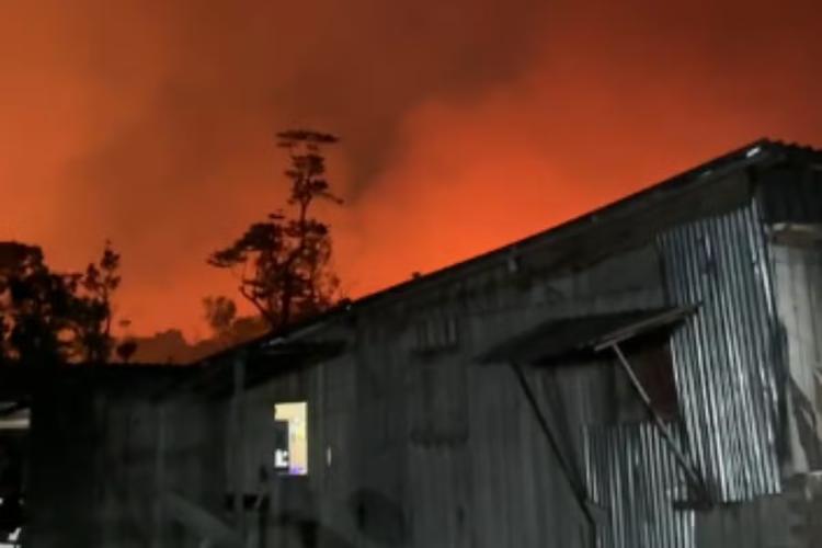Moradores pedem ajuda para combater incêndio que ameaça casas e plantações em Manacapuru, no AM