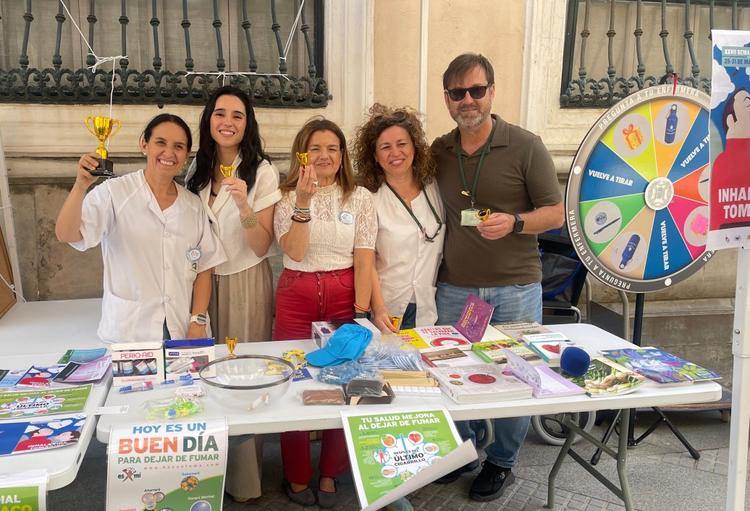 Video.- Las enfermeras del casco histórico de Cádiz toman la calle Ancha para liderar la batalla contra el tabaco y el vapeo