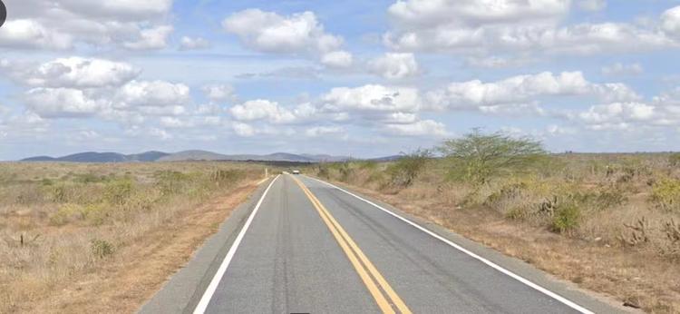 Colisão entre caminhão e moto deixa um morto e um ferido grave na BR-104, na PB