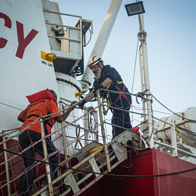 Nave di Emergency soccorre una barca di migranti, 7 muoiono durante la traversata