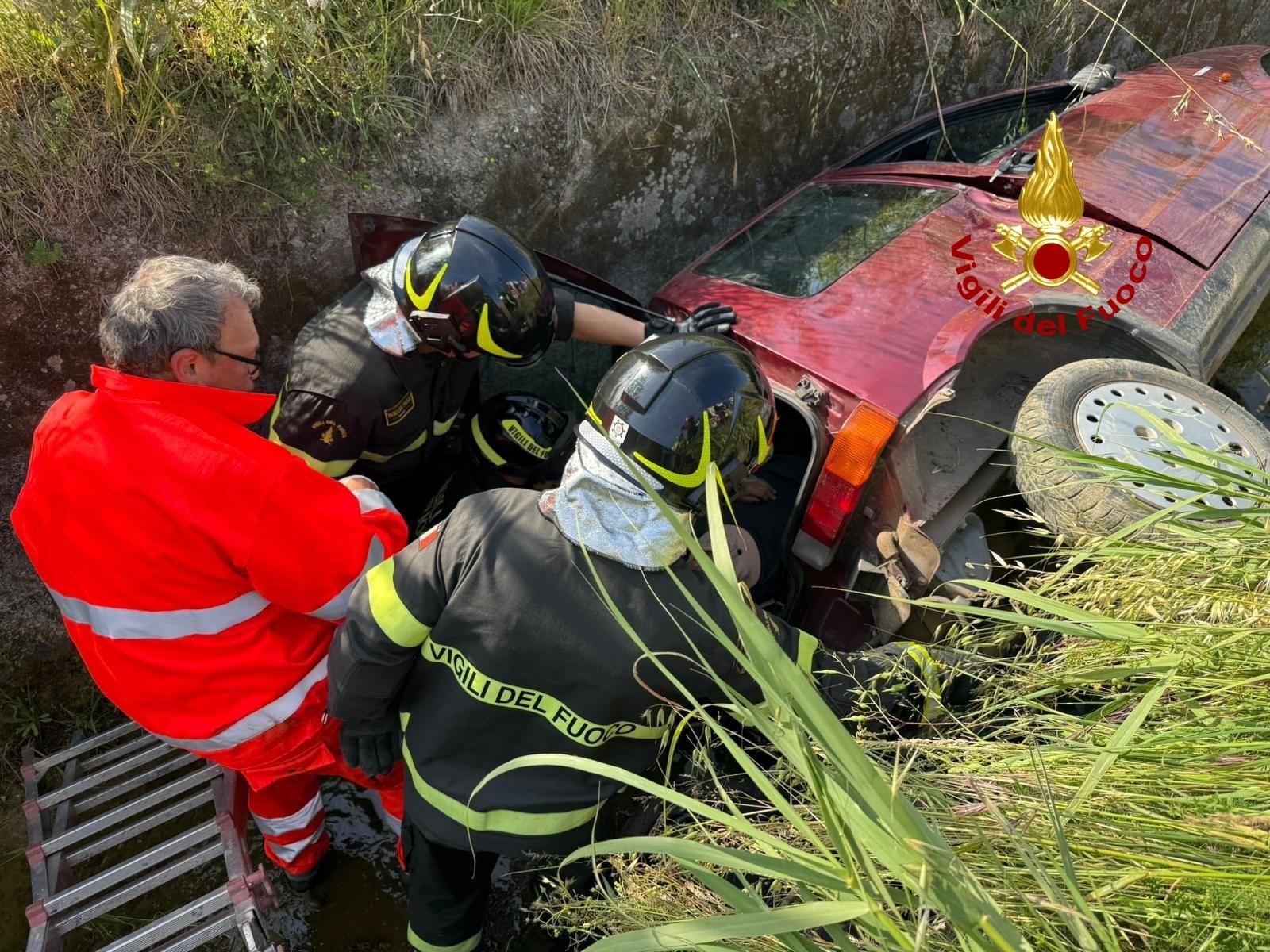 Paura al Bivio di Acquavella: anziano finisce con l’auto nel canale