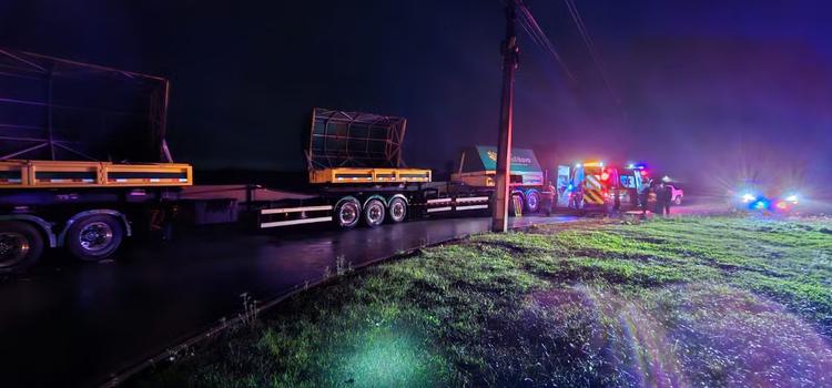 Caminhoneiro é encontrado morto esmagado pela própria carreta após homem estranhar veículo parado em SC
