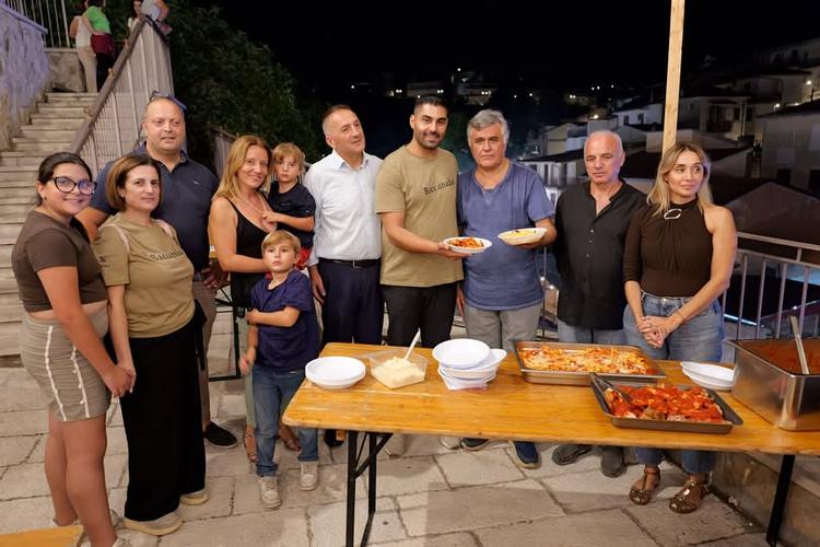 TRADIZIONI A TAVOLA SCAMBIO DEL PIATTO TIPICO CON LA PRO LOCO VINCENZO BRIGANTI DI SALVITELLE - I FUSILLI AL SUGO DI CON...