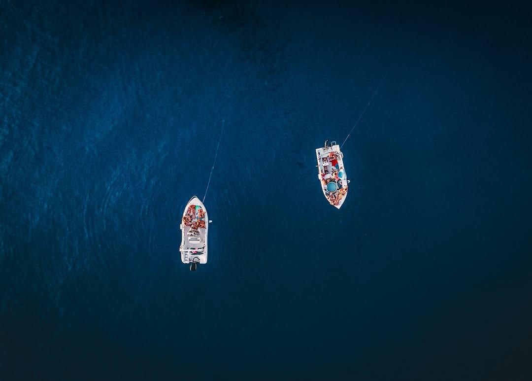 Il senso di serenità e spensieratezza che si prova ondeggiando in mezzo al mare è pura magia! #visitcefalu