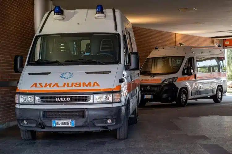 Catanzaro, madre si lancia dal terzo piano con tre figli: morti due bambini e la donna, grave una bimba
