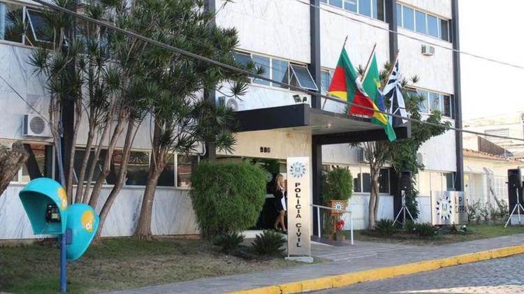 Homem é preso após tentar matar esposa afogada e agredir filha grávida de 9 meses a socos