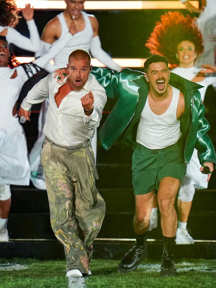 Pedro Sampaio e Ricky Martin levam representatividade, dança e música latina ao Maracanã e fazem história