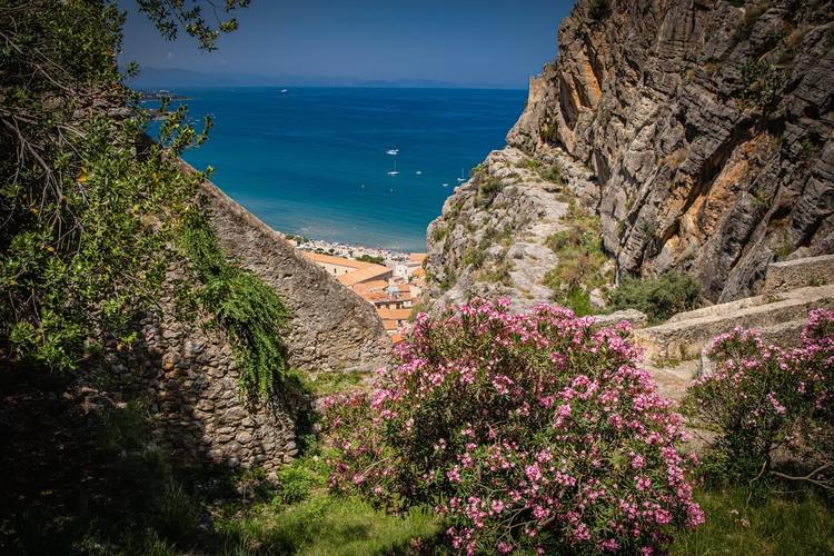 Tra le montagne, in lontananza, compare il blu del mare. Un altro scorcio di Cefalù da scoprire.✨ #visitcefalu
