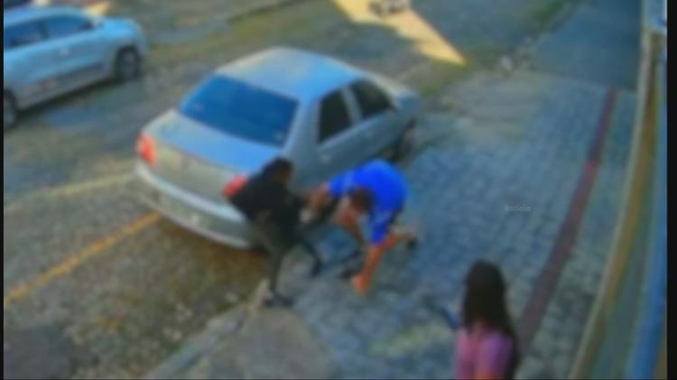 Homem reage a tentativa de assalto em BH e agride suspeito; vídeo mostra briga