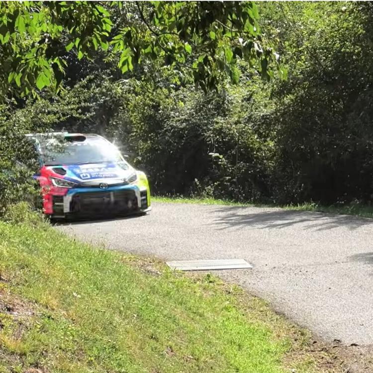 Incidente al Rally Mille Miglia, auto fuori pista uccide uno spettatore