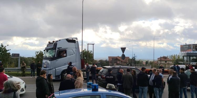 Vazzano, manifestante investito da un furgone durante la protesta contro il caro carburante