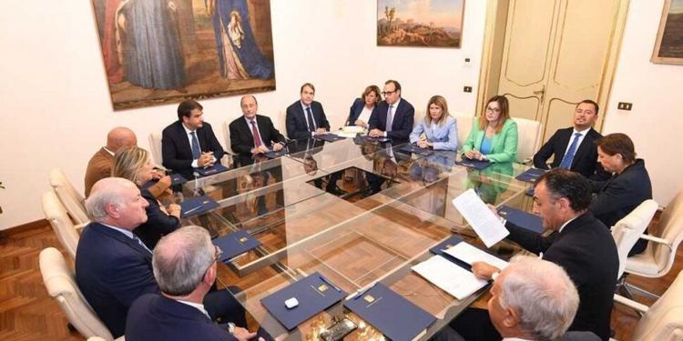 Tensioni alla Regione Siciliana, Schifani e il gran ballo delle dimissioni, mentre la Giunta "blinda" la legislatura