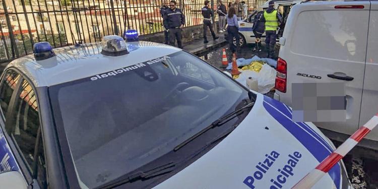 Un 58enne travolto e ucciso a Napoli da scooter e furgone pirata