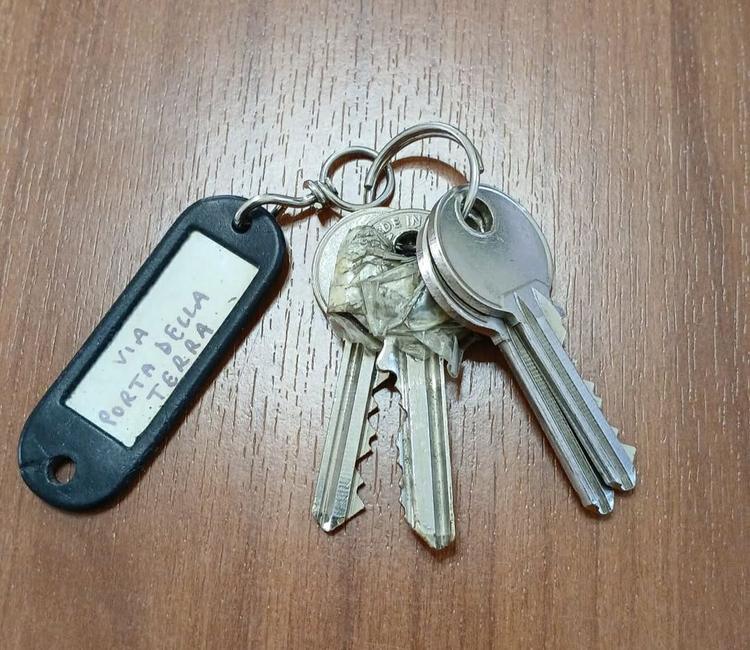 Comunichiamo che è stato trovato un mazzo di chiavi in Via Porta della Terra. Chi lo riconosce può ritirarlo presso il C...