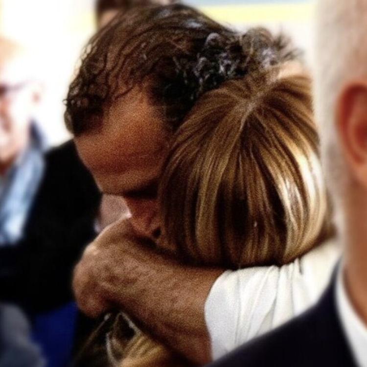 Meloni abbraccia il cittadino eroe: "Vita normale che diventa un esempio"