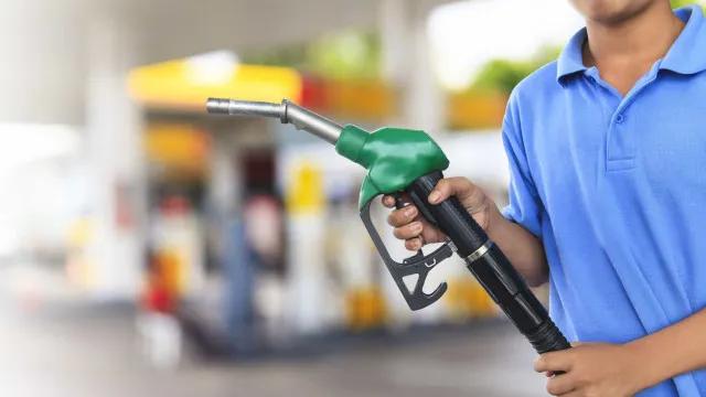 Presidente da Petrobras diz que aumento da gasolina 'vai acontecer já, já'