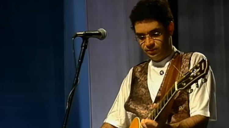 Nos 30 anos da morte de Renato Russo, novo livro relê a discografia da Legião Urbana pelo mapa astral do cantor