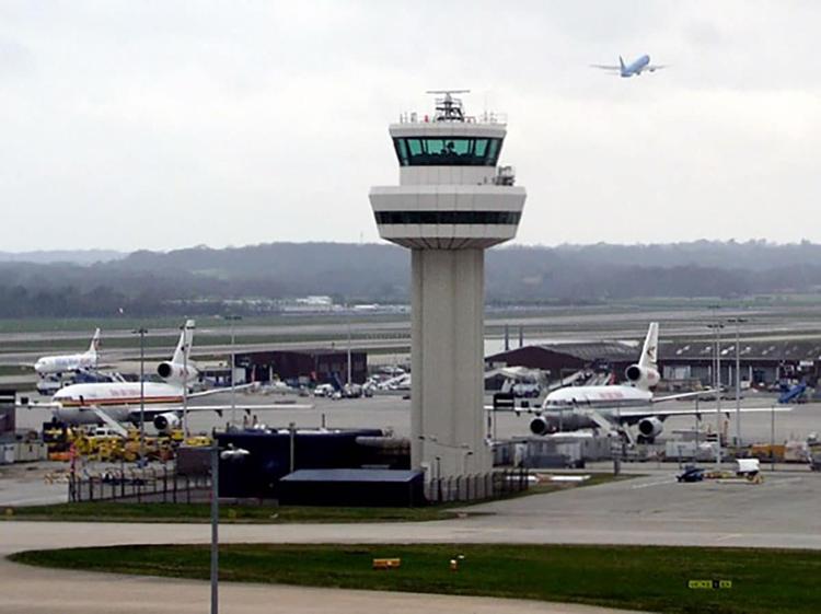 Airbus-Pilot meldet „fliegende Untertasse“ bei Landeanflug auf Flughafen London-Gatwick