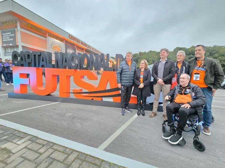 Município de Carlos Barbosa inaugura letreiro de Capital Nacional do Futsal