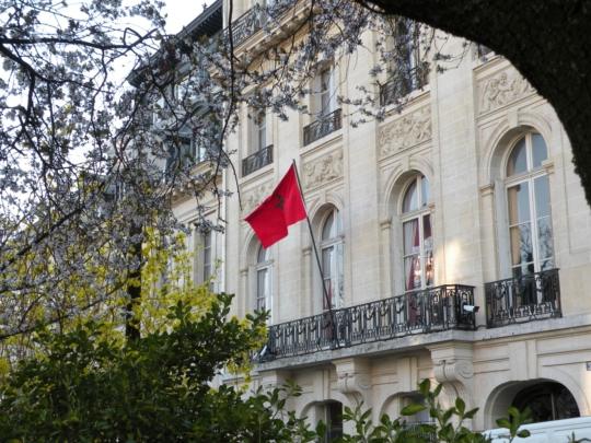 سفارة المغرب بفرنسا تدين حرق العلم الوطني عقب مباراة المغرب وكندا