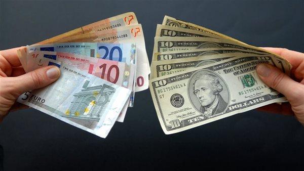 الدولار يسجل أدنى مستوى في شهر مقابل اليورو قبل صدور بيانات تضخم أمريكية