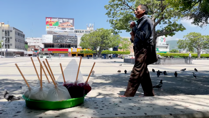 Protección Civil estatal recordó que una onda de calor puede provocar insolación, deshidratación y enfermedades gastrointestinales. Durante este periodo se recomienda hidratación constante con agua simple, evitando refrescos o alcohol.