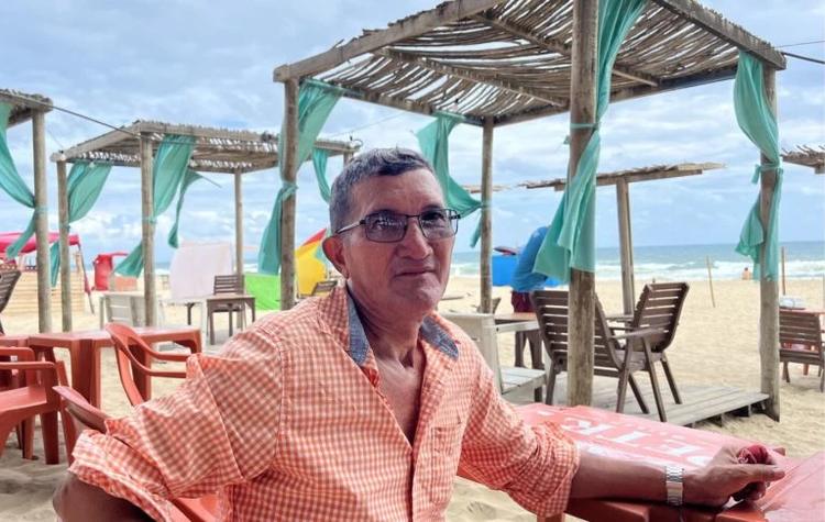 Manoel Ferreira, vendedor de coco e camarão, na Praia do Futuro: 