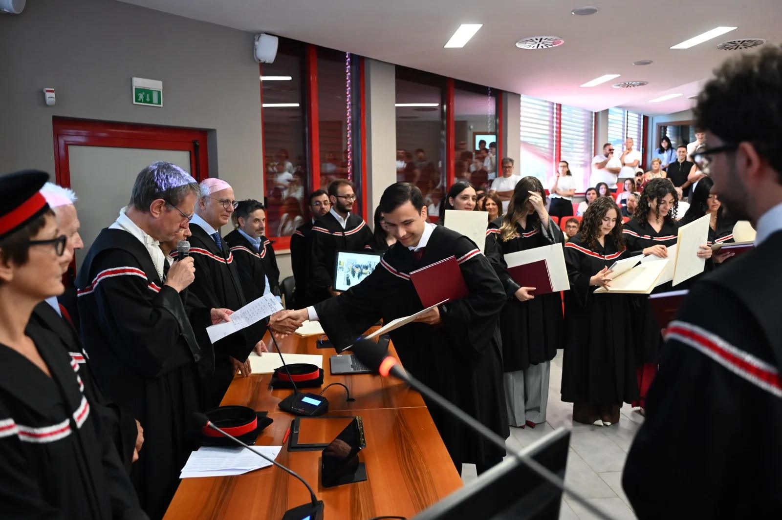 Medicina a Salerno, 110 e lode con menzione a 24 anni: il brillante traguardo del futuro medico di Eboli Pasquale Reppuccio
