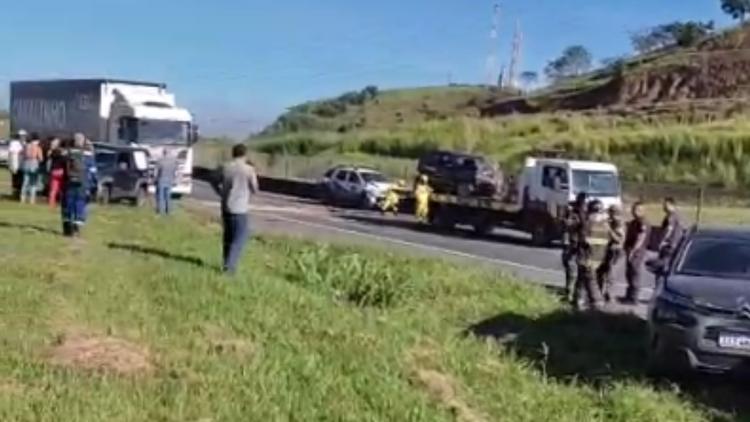 Engavetamento interdita totalmente a rodovia Presidente Dutra no trecho de Aparecida, SP