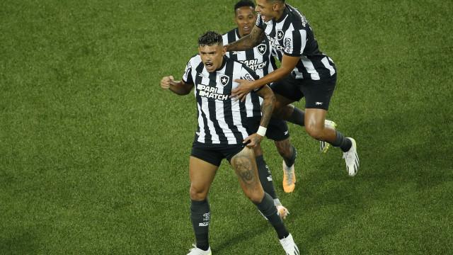 Botafogo e Goiás empatam no Rio e novo tropeço evita disparada do líder