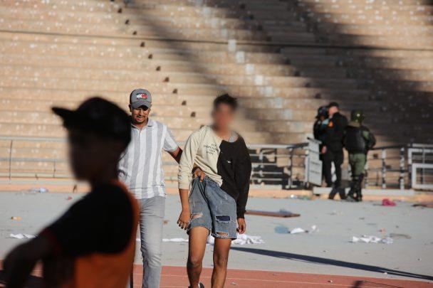 بالصور.. اعتقالات بالجملة واصابة ازيد من عشرة رجال امن إثر احداث شغب بملعب مراكش