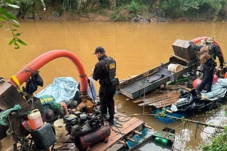 PF localiza três balsas usadas na extração ilegal de ouro no Rio Muriaé, em Itaperuna