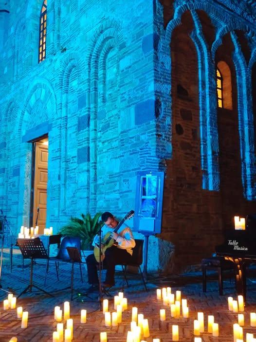 Cosa succede a Badia nel piazzale accanto alla bellissima Chiesa Arabo Normanna quando si incontrano musica, arte, talen...