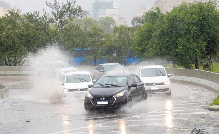 El Niño chega mais cedo? SC tem previsão de inverno mais chuvoso e verão com ondas de calor; entenda