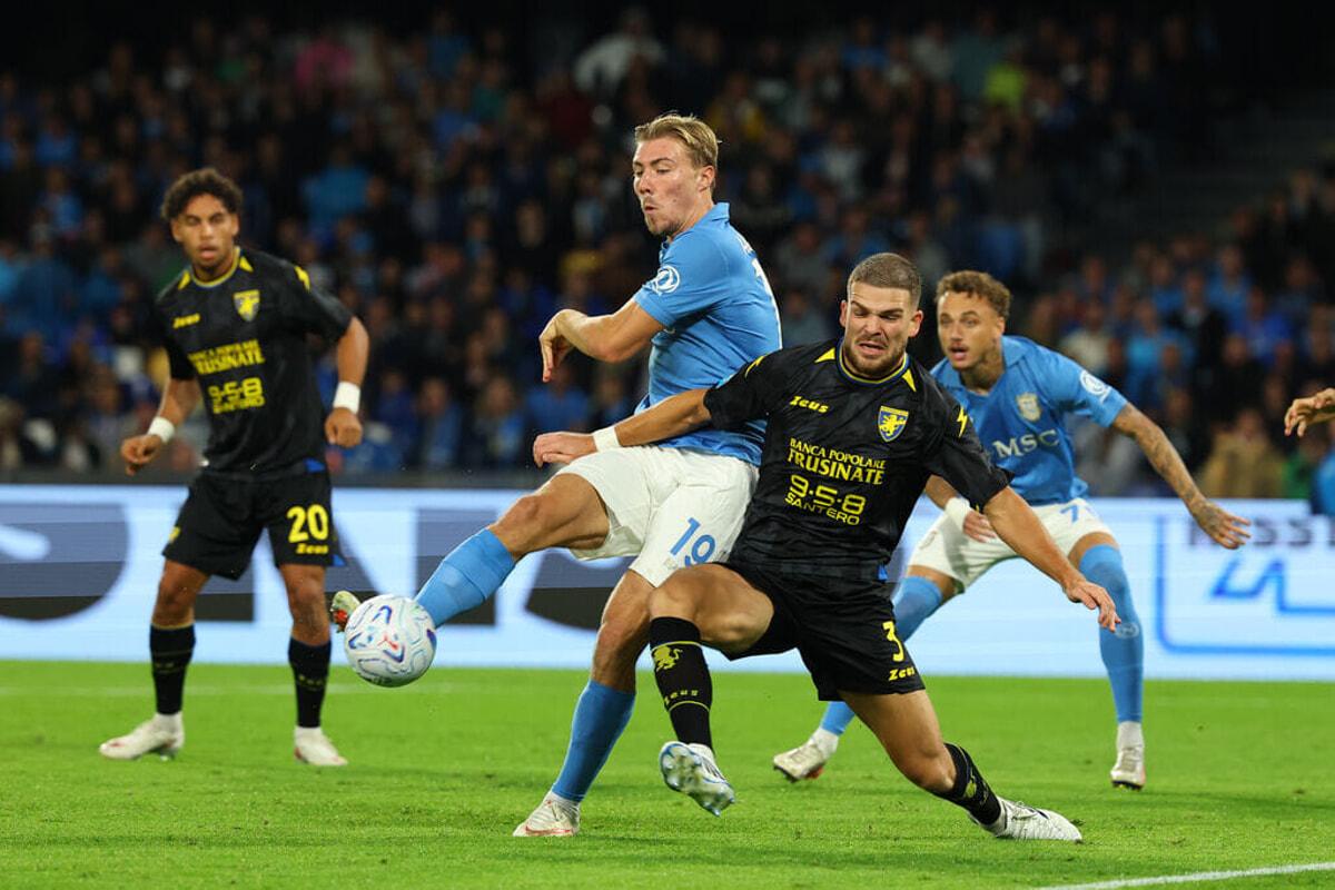 Napoli-Frosinone 3-0, De Bruyne trascina gli azzurri: doppietta e gol di Lang