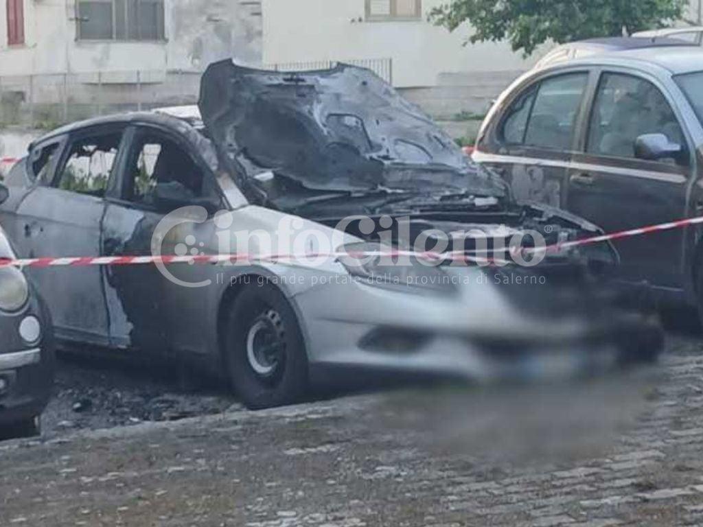 Notte di fuoco a Eboli: auto in fiamme al Rione Paterno, indagini sull’ipotesi dolo