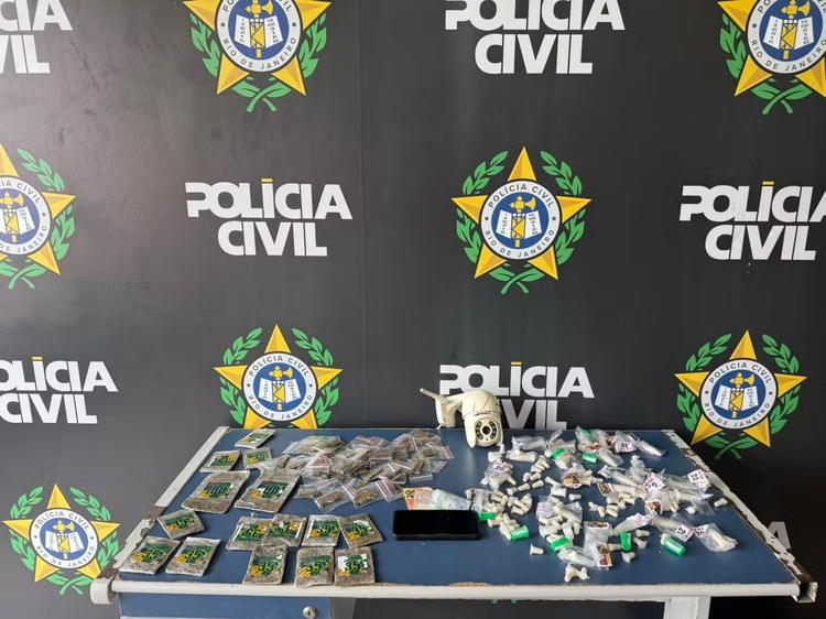 Mulher é presa e adolescente apreendido por suspeita de tráfico de drogas em Angra dos Reis